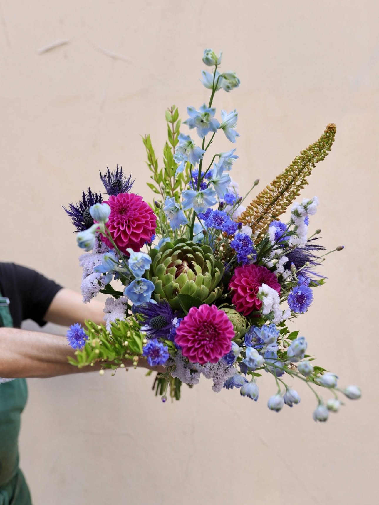 Bouquet champêtre bleu et fuchsia, delphiniums et dahlias