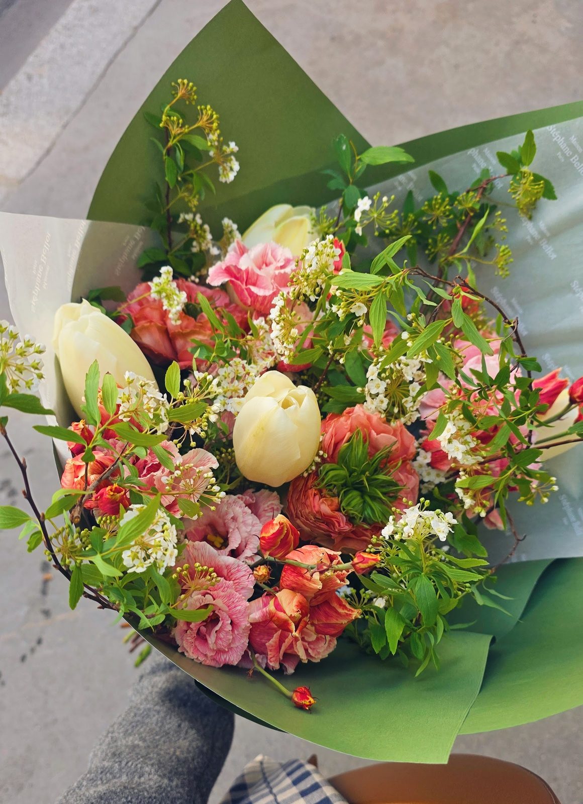 Bouquet champêtre dans son papier vert