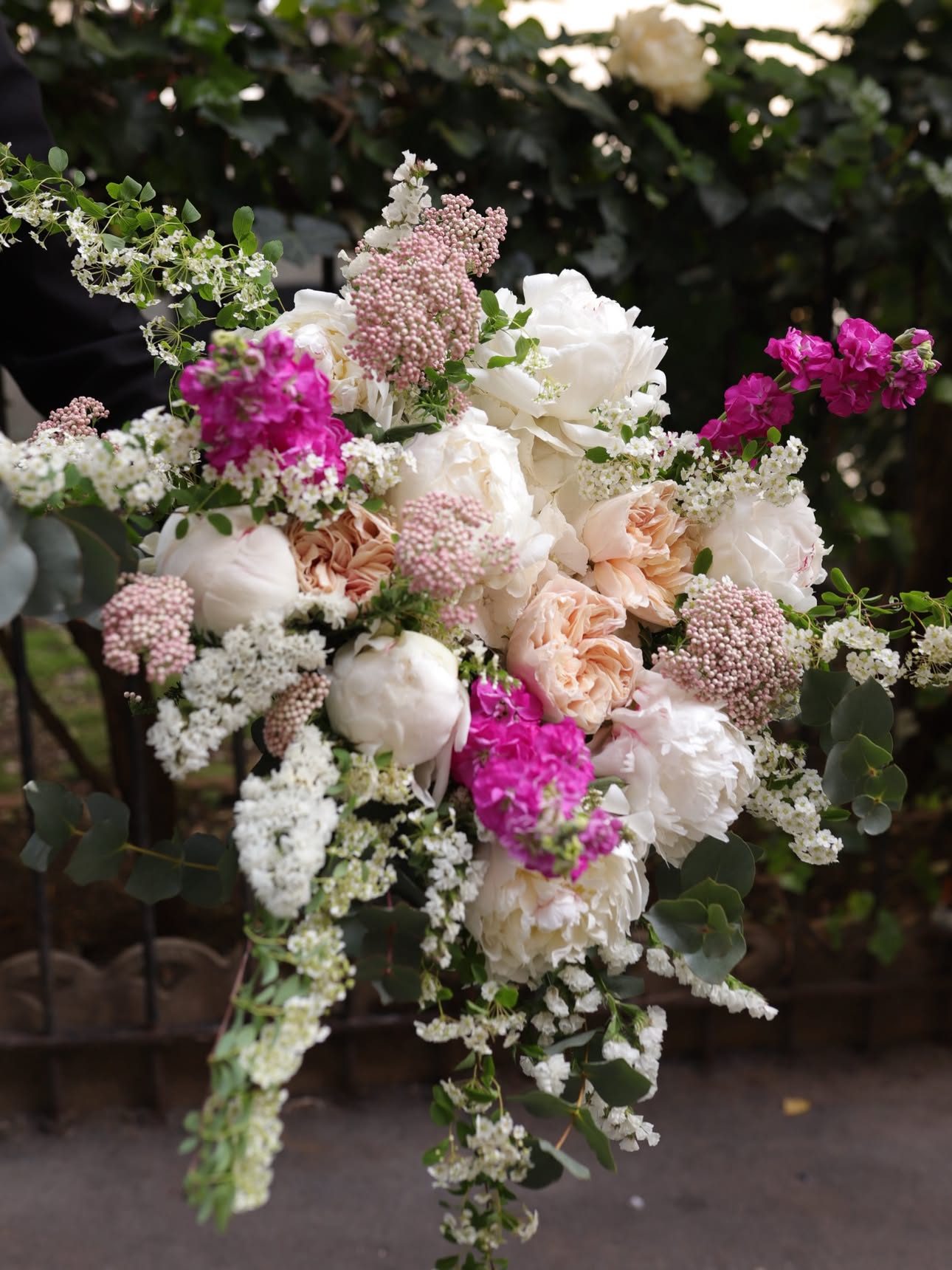 Bouquet blanc et rose pâle, roses, pivoines et lilas
