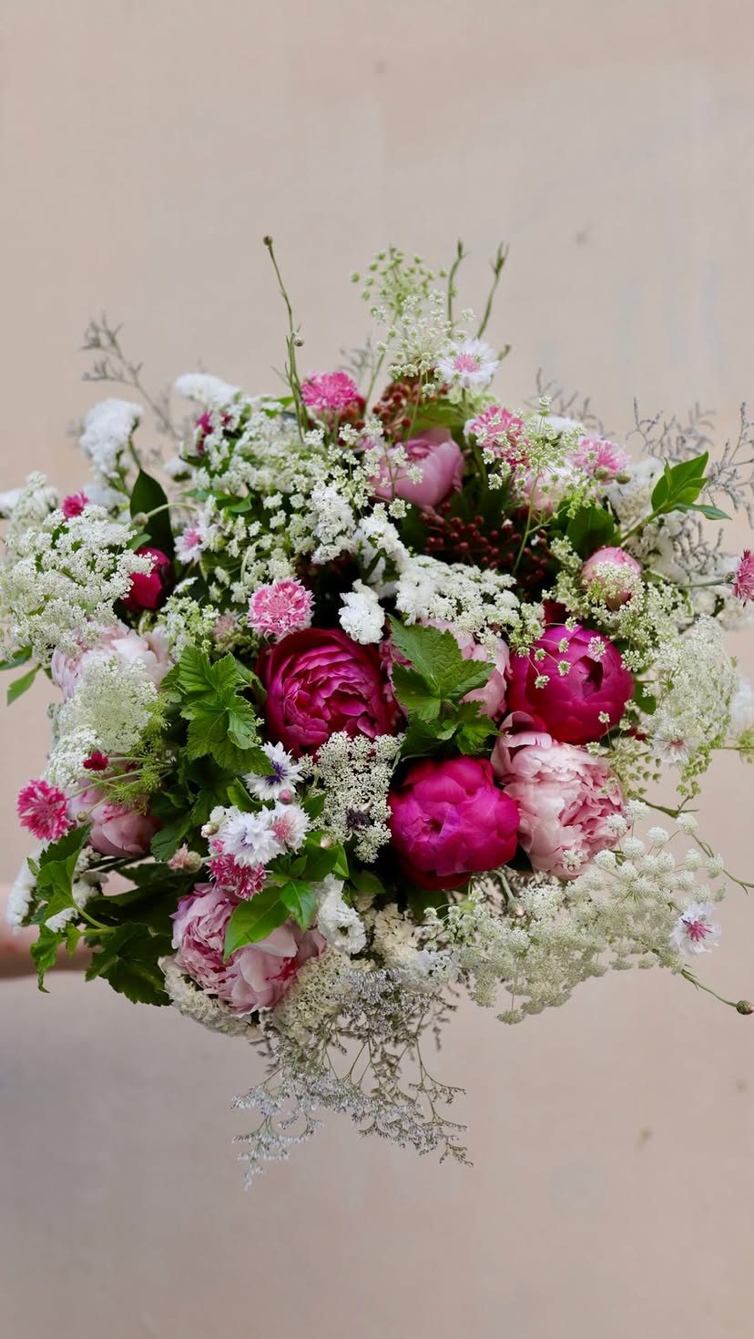 Bouquet champêtre rose et blanc, tenu à la main
