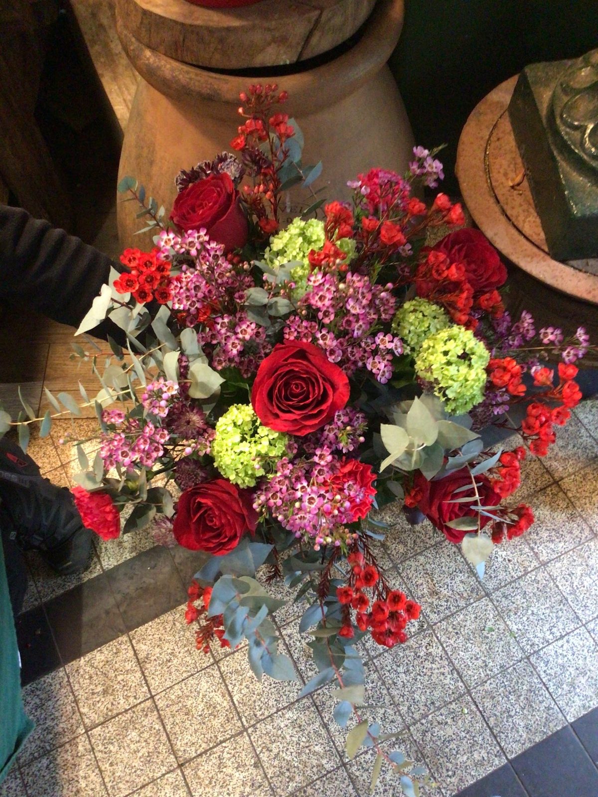 Bouquet rouge et vert composé à la boutique