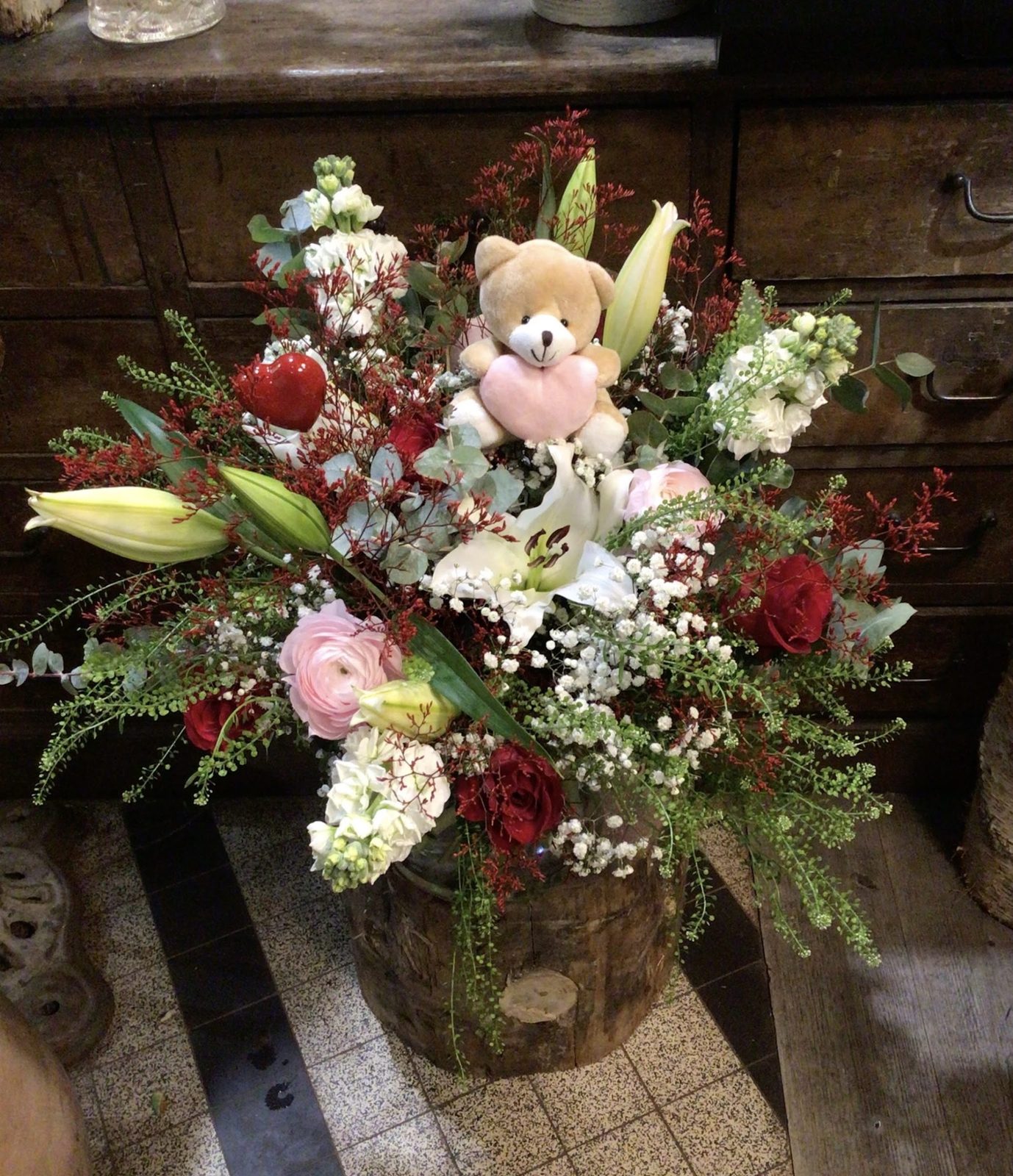 Composition pour une naissance : roses, lys et gypsophile