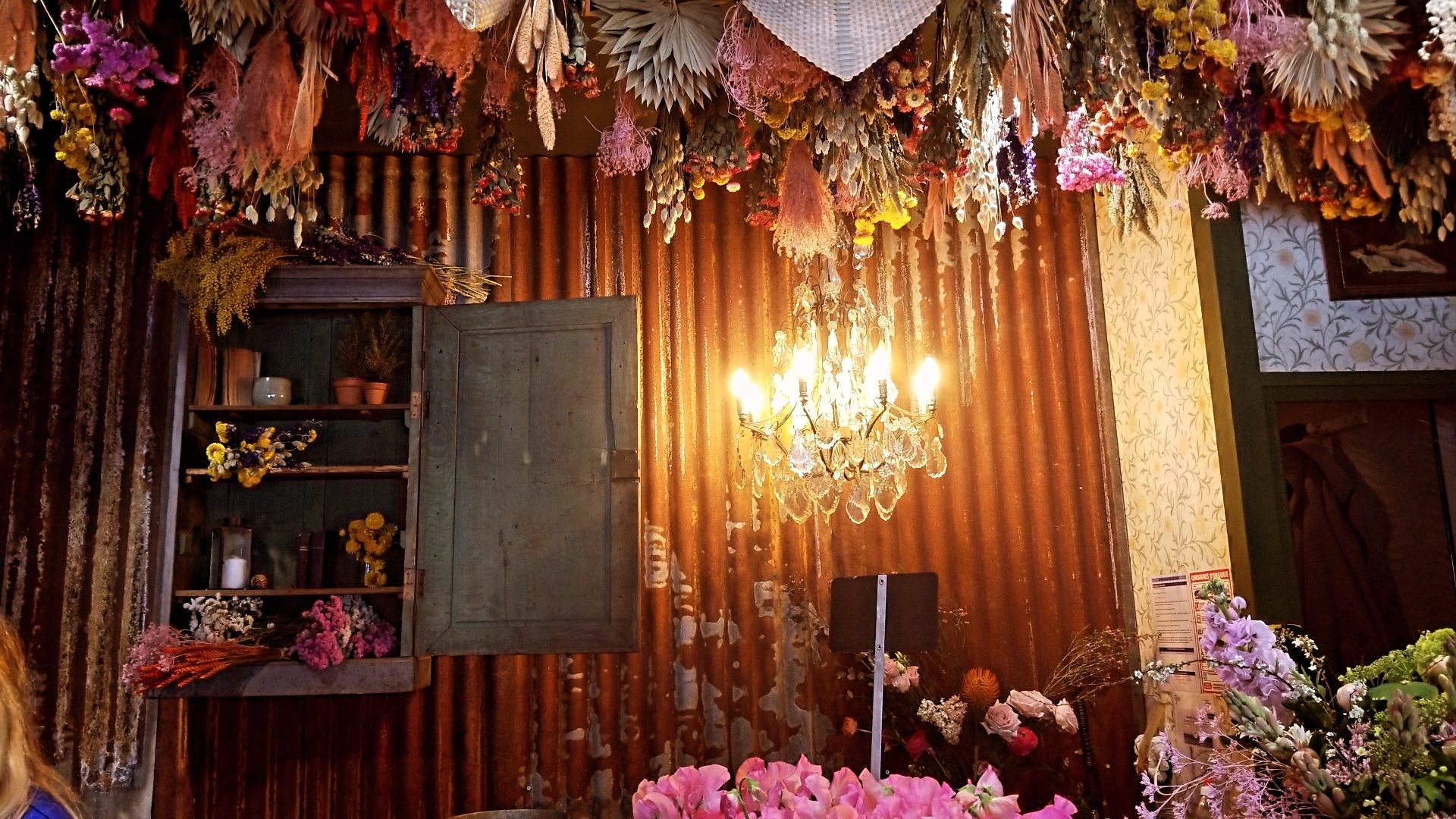 L’intérieur de la boutique, fleurs séchées et lustre