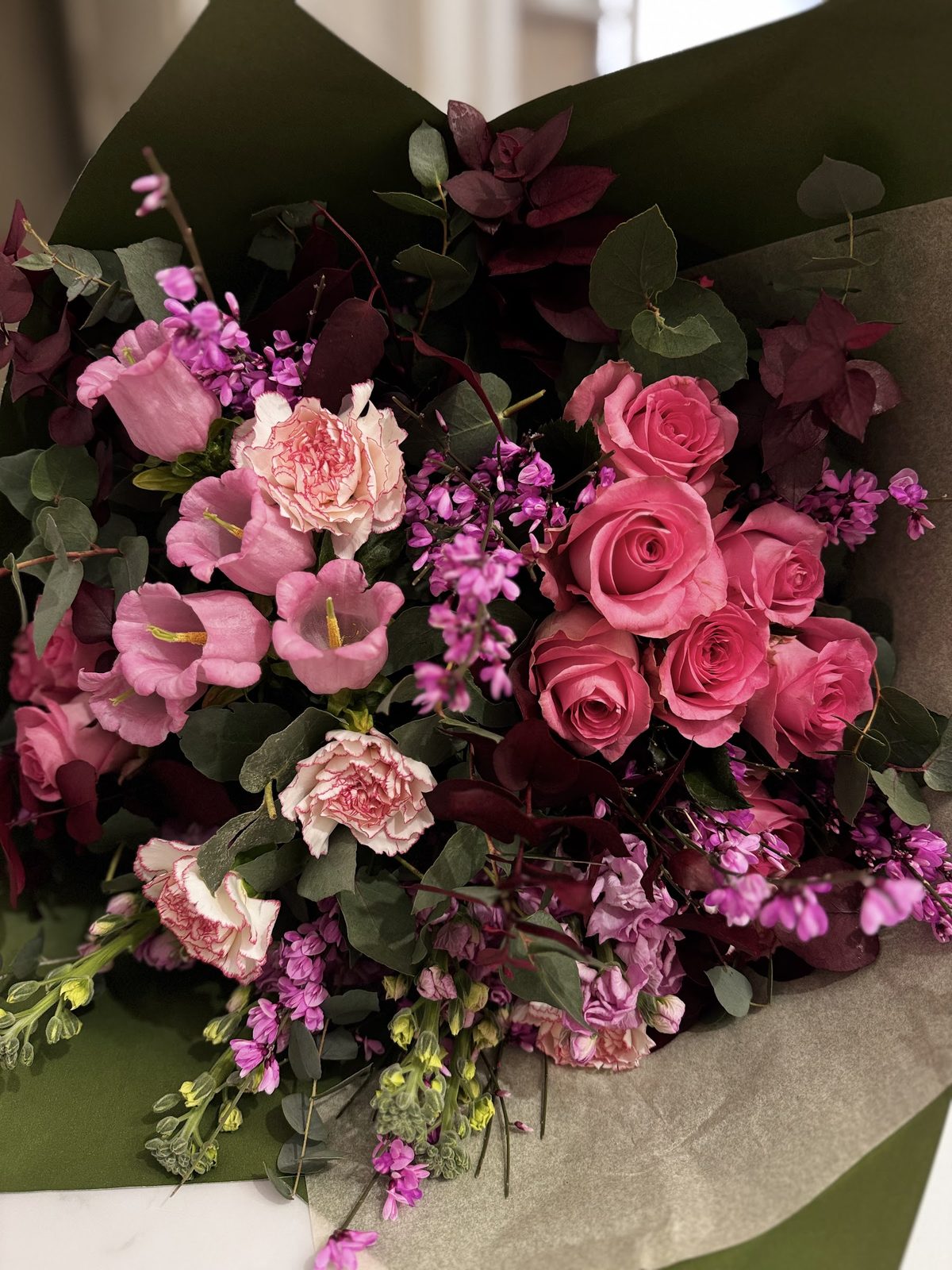 Bouquet de roses et de lisianthus au Marché aux Fleurs de Passy