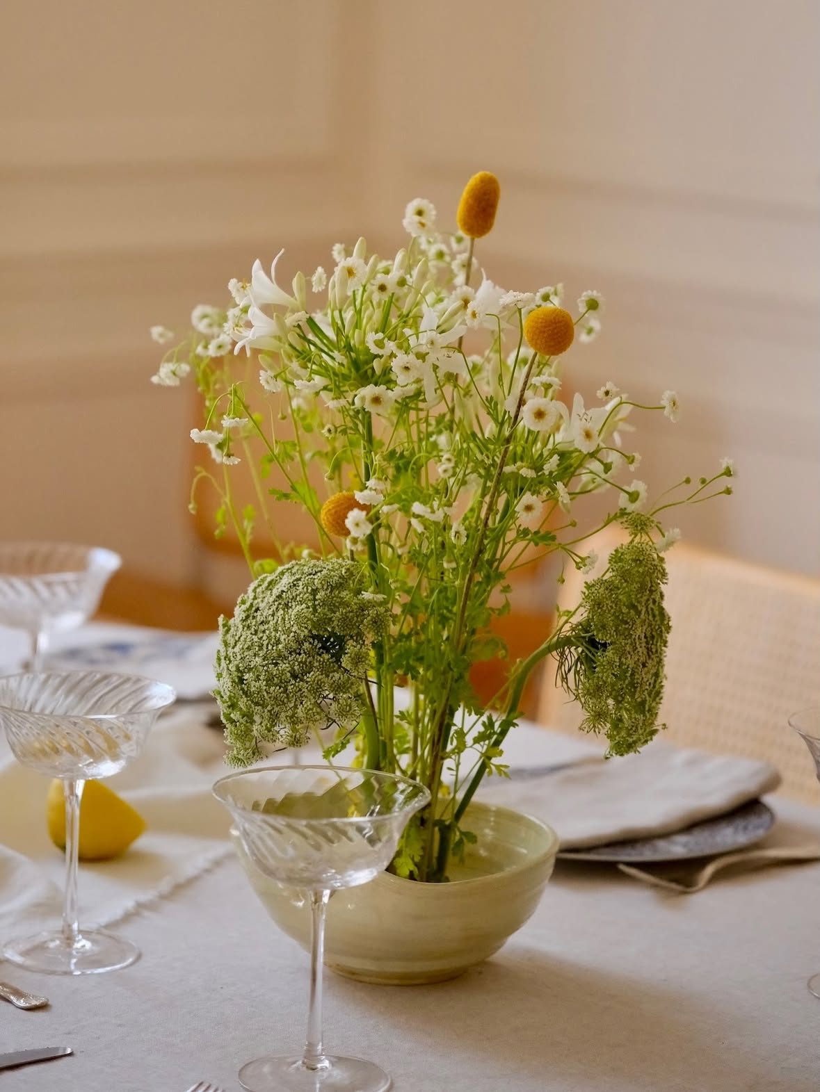 Composition champêtre sur une table dressée